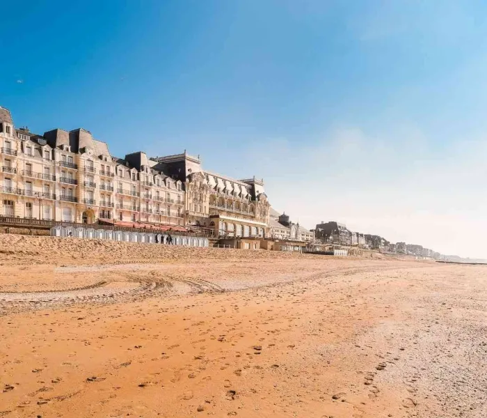 La plage de Cabourg à marée basse, dominée par le Grand Hôtel et ses élégantes villas Belle Époque