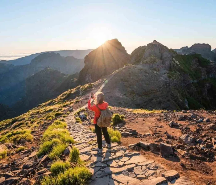 Une randonneuse au Pico do Arieiro, l'une des plus belles randonnées de Madère.