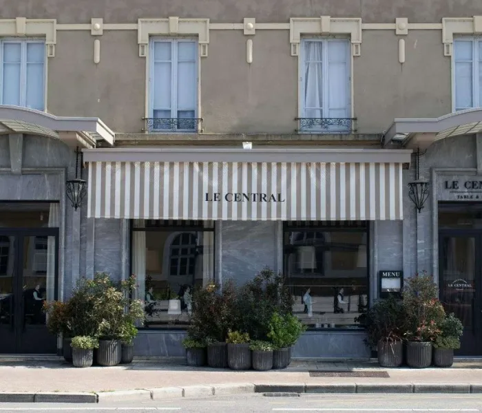 Façade du restaurant Le Central à Roanne, table emblématique de la gastronomie de Roanne