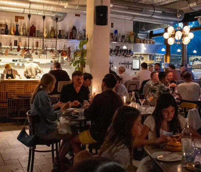 Ambiance du restaurant Berta à Berlin avec salle animée et cuisine ouverte