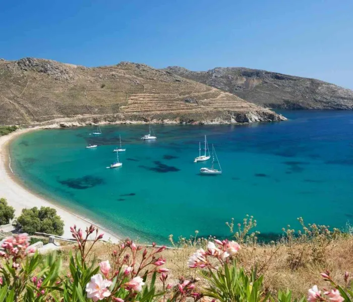 Vue sur la plage de Ganema à Serifos dans les Cyclades