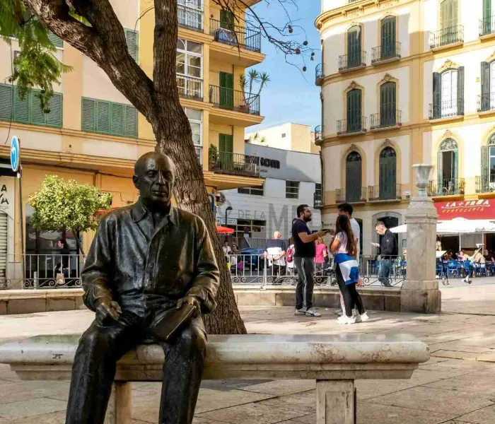 Statue de Pablo Picasso devant la Casa Natal de Picasso à Malaga