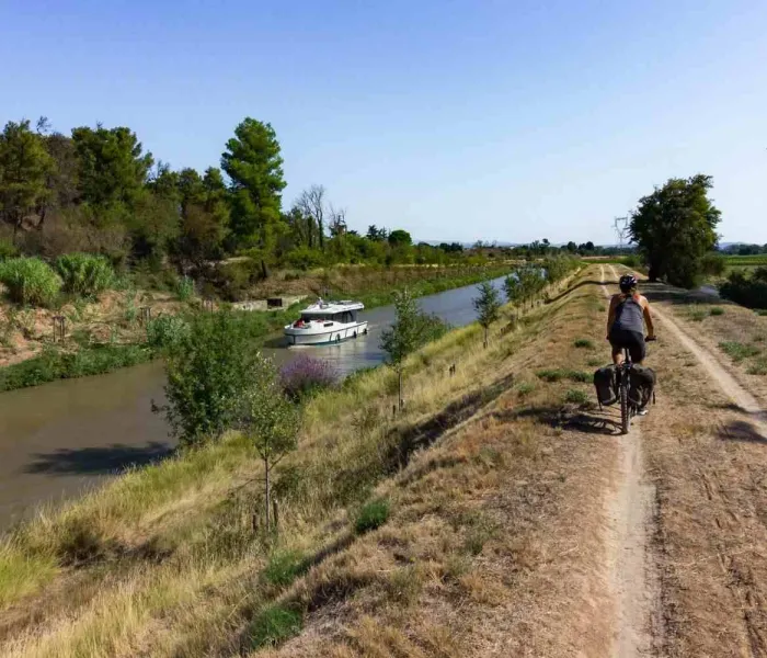 Cycliste sur le Canal du Midi entre Toulouse et Sète dans le sud de la France