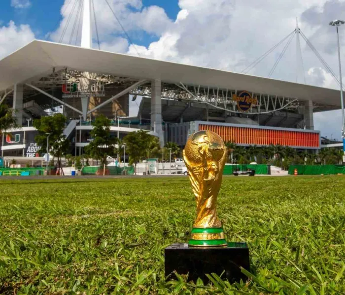 Trophée de la Coupe du monde devant le Hard Rock Stadium à Miami, ville hôte de la Coupe du monde 2026