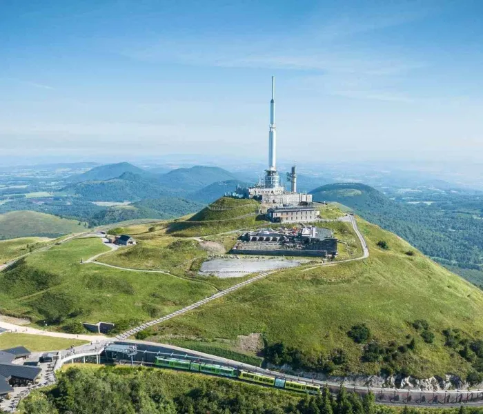Vue panoramique du puy de Dôme et du train Panoramique des Dômes en Auvergne