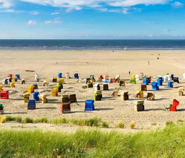 Plage de Juist dans les îles de la Frise orientale avec Strandkörbe colorés sur la mer du Nord