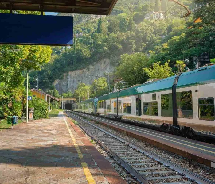 Train traversant les paysages du nord de l’Italie sur l’une des plus belles lignes ferroviaires du pays