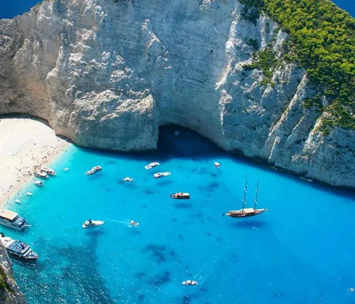 Baie de Navagio à Zakynthos en Grèce entourée de falaises calcaires et d’une mer bleu intense