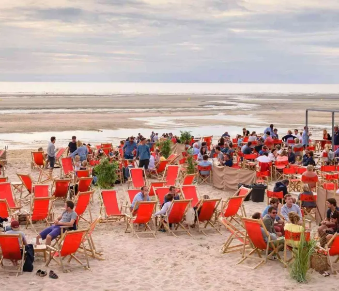 Bar de plage au coucher du soleil au Touquet-Paris-Plage sur la Côte d'Opale