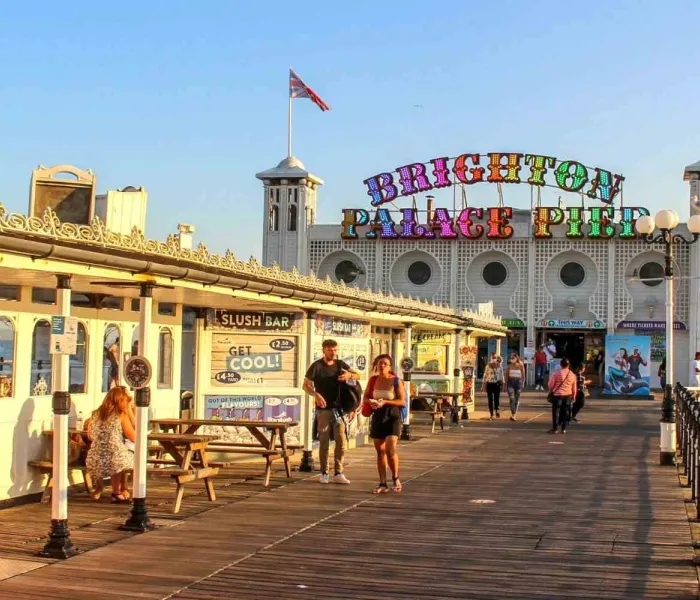 Vue de Brighton Palace Pier, attraction emblématique de Brighton, ville côtière du Sussex réputée pour sa culture alternative et inclusive.