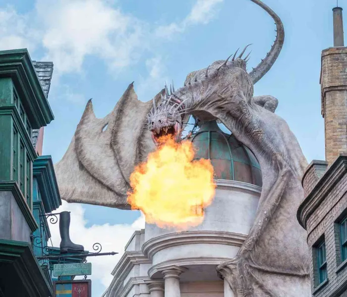 Le dragon de la banque Gringotts crache du feu dans le Chemin de Traverse à Universal Studios Floride, l'un des meilleurs parcs d'attractions d'Orlando.