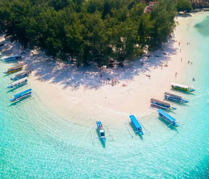 Vue aérienne d’une plage paradisiaque aux eaux turquoise en Indonésie