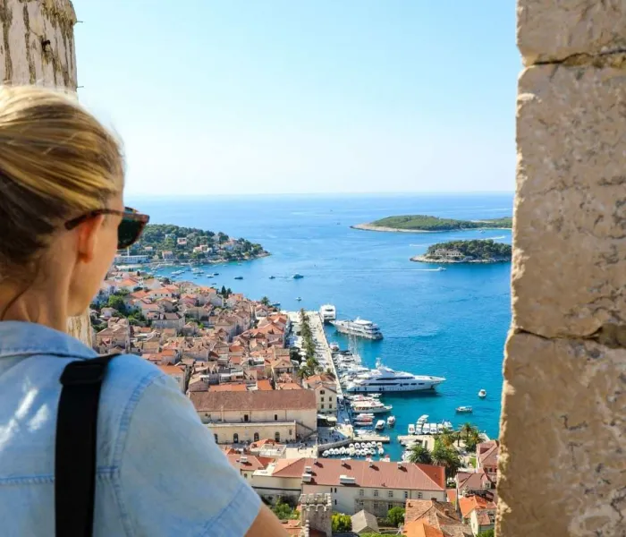 Vue panoramique sur la côte croate et la mer Adriatique depuis la forteresse de Hvar en Croatie