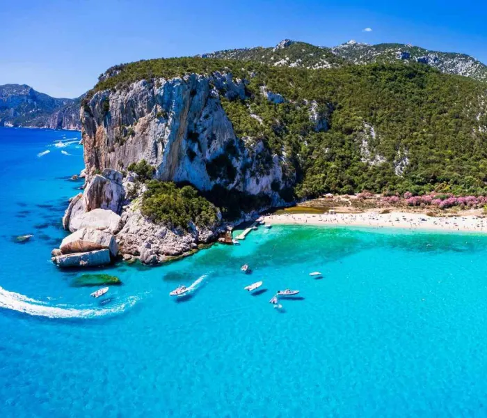 Vue aérienne de Cala Luna dans le golfe d'Orosei, l'un des plus beaux endroits de Sardaigne.