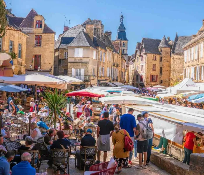 Le marché de Sarlat, l'un des plus beaux marchés de France