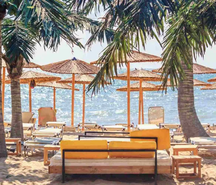 Plage aménagée sur la côte de la mer Noire en Bulgarie