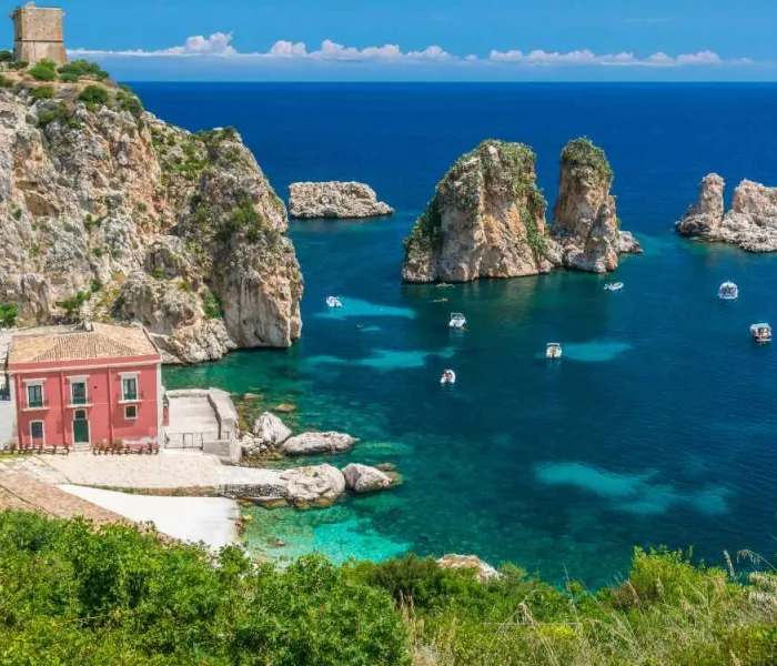 Les Faraglioni de Scopello, à l'entrée de la réserve naturelle du Zingaro, offrent l'un des plus beaux paysages du littoral sicilien.