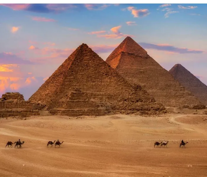 Pyramides de Gizeh au coucher du soleil en Égypte, chef-d’œuvre de l’architecture antique et merveille du monde