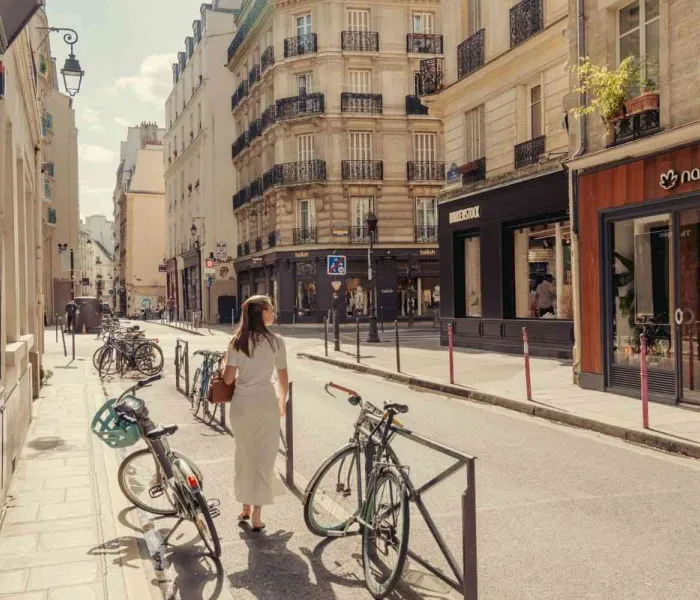 Rue Sainte-Croix-de-la-Bretonnerie dans le quartier du Marais à Paris