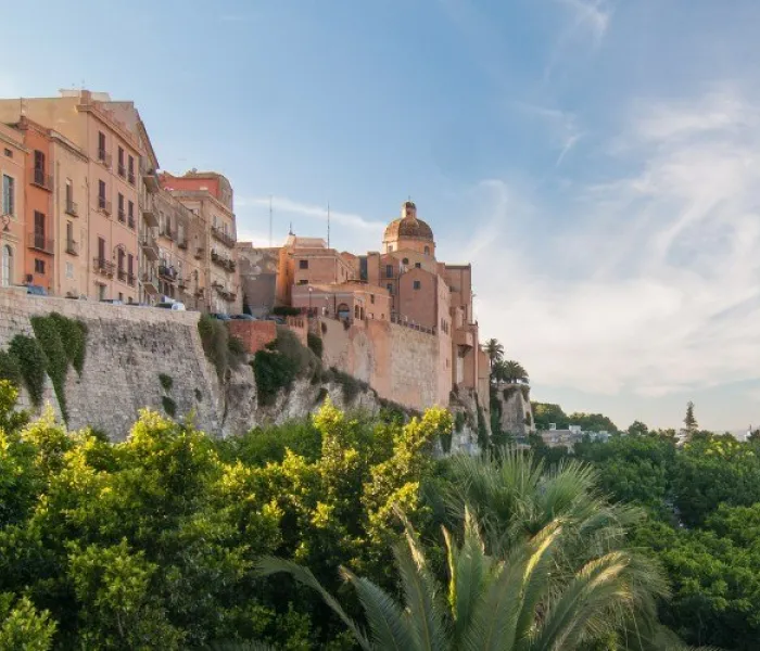 Vue du quartier historique et les remparts du Castello à Cagliari en Sardaigne