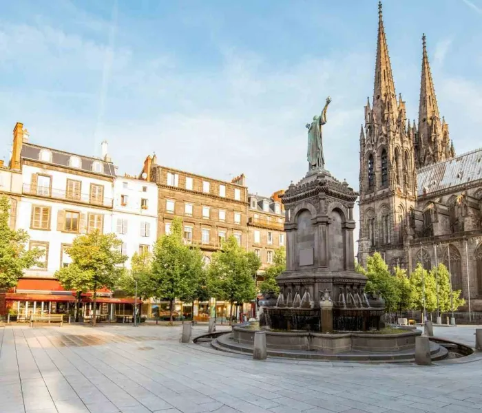 Place de la Victoire et cathédrale Notre-Dame-de-l'Assomption dans le centre historique de Clermont-Ferrand