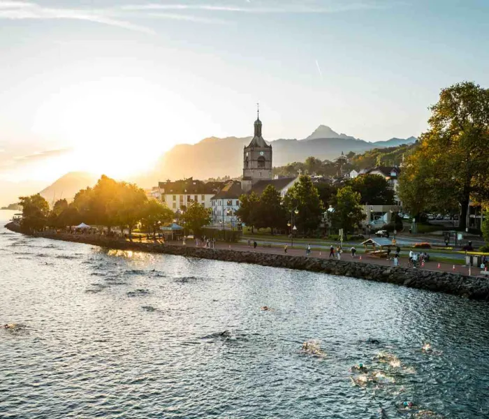 Vue d'Évian-les-Bains au coucher du soleil, sur les rives du lac Léman