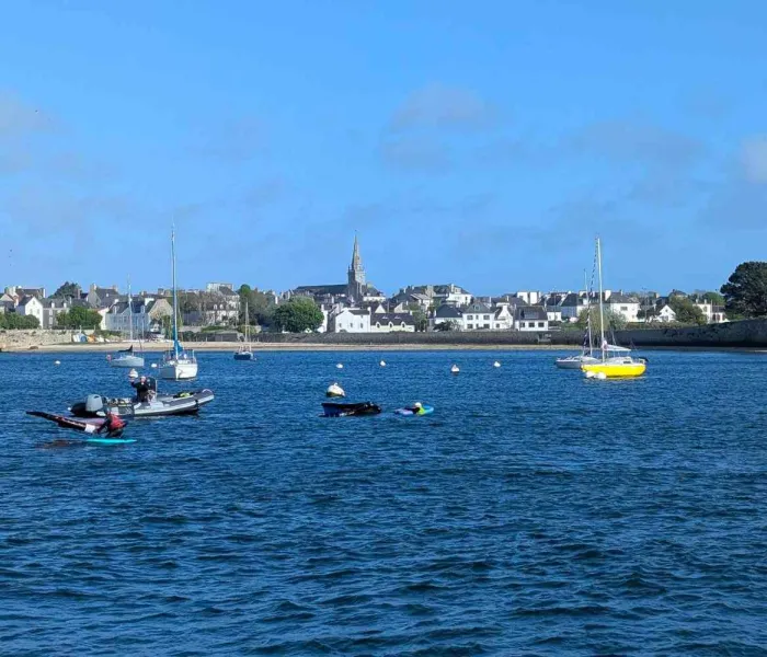 Vue de la rade de Lorient avec voiliers et front de mer dans le Morbihan