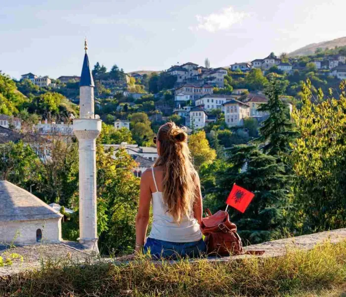 Voyageuse admirant la vieille ville de Gjirokastër en Albanie