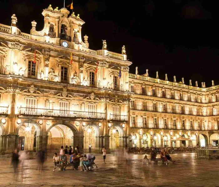 Plaza Mayor de Salamanque illuminée de nuit dans le centre historique de la ville
