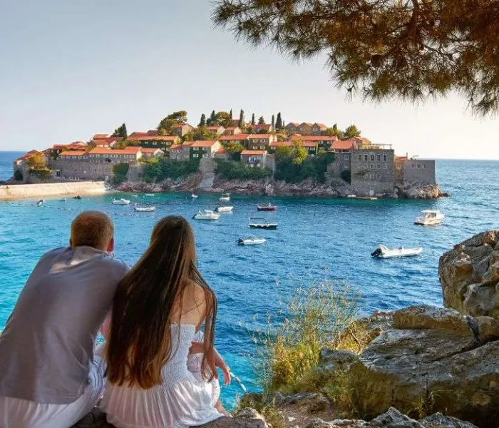 Vue de Sveti Stefan, l'un des lieux incontournables à découvrir lors d'un voyage au Monténégro