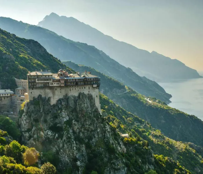 Vue panoramique du mont Athos, l'un des sites emblématiques de la Chalcidique, dans le nord de la Grèce
