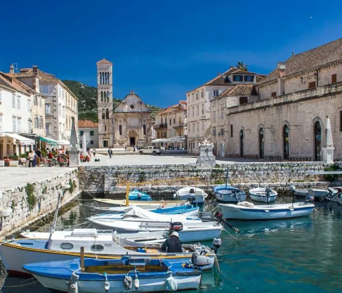 Vue sur le port, la place Saint-Étienne et la cathédrale de la ville de Hvar, en Croatie.