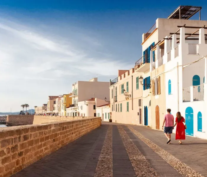 Promenade sur les remparts du centre historique d'Alghero en Sardaigne avec vue sur la mer Méditerranée