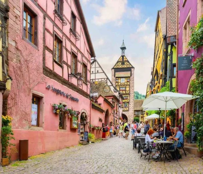 Rue du village de Riquewihr, l'un des plus beaux villages d'Alsace