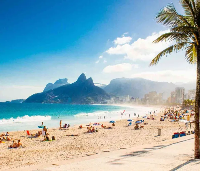 Vue panoramique de la plage d'Ipanema à Rio de Janeiro, l'une des plus belles plages du Brésil