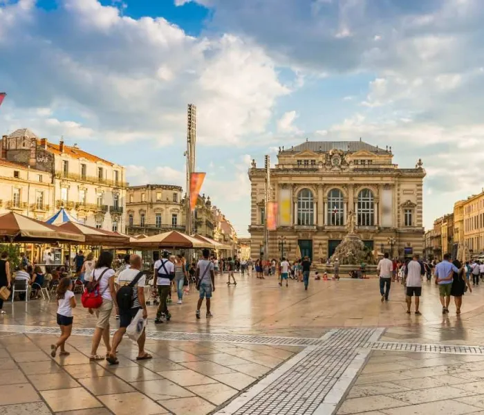 Place de la Comédie à Montpellier avec l'Opéra Comédie, la fontaine des Trois Grâces et les terrasses animées.