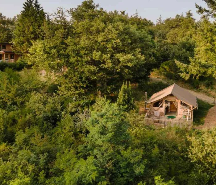 Tente lodge en pleine nature pour des vacances en famille en France