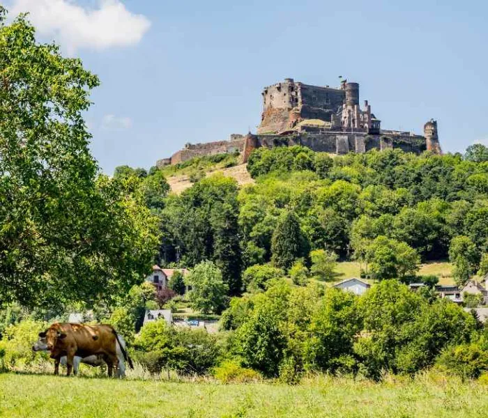 Château de Murol dominant les paysages volcaniques et les prairies du Puy-de-Dôme en Auvergne