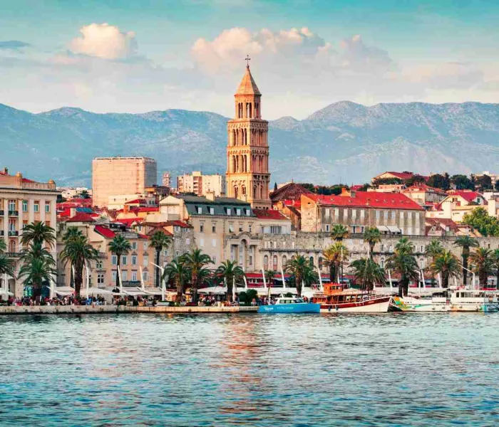 Vue panoramique de Split en Croatie avec le front de mer, le clocher de la cathédrale Saint-Domnius et les montagnes en arrière-plan