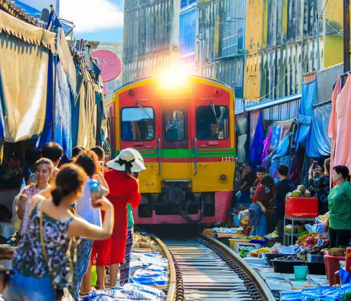 Train traversant le marché de Mae Klong, l'un des voyages en train les plus insolites de Thaïlande.