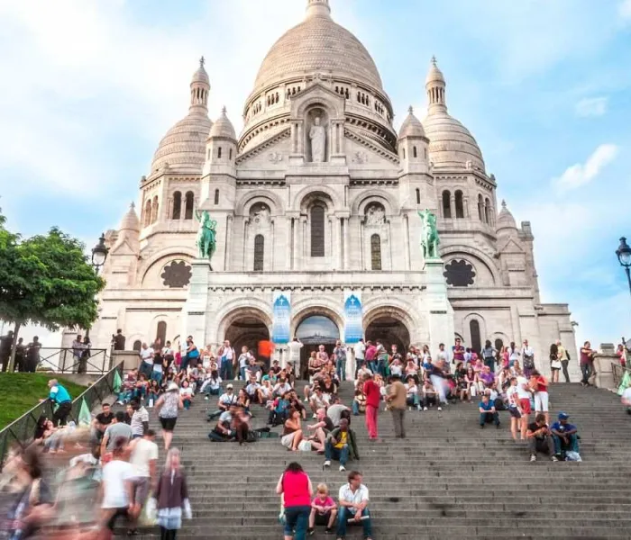 Basilique du Sacré-Cœur et visiteurs à Montmartre, une activité gratuite à Paris