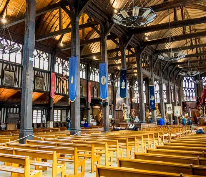 Intérieur de l’église Sainte-Catherine de Honfleur, parmi les églises les plus insolites de France