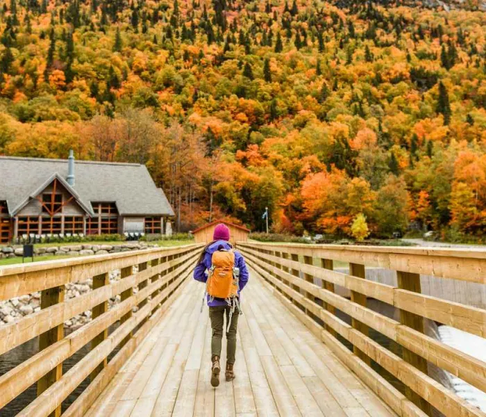 Randonneuse au Québec au milieu des couleurs d’automne