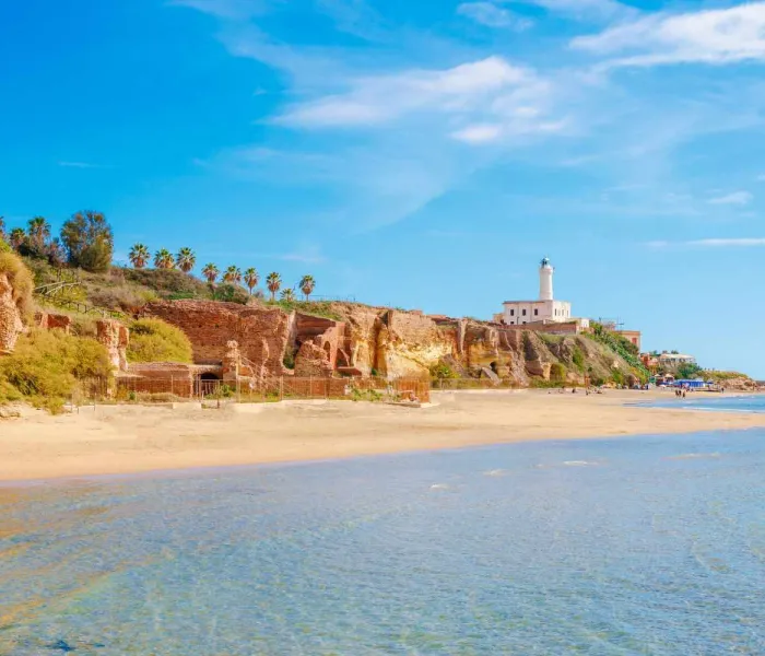 Plage de la côte du Latium près de Rome, au bord de la mer Tyrrhénienne