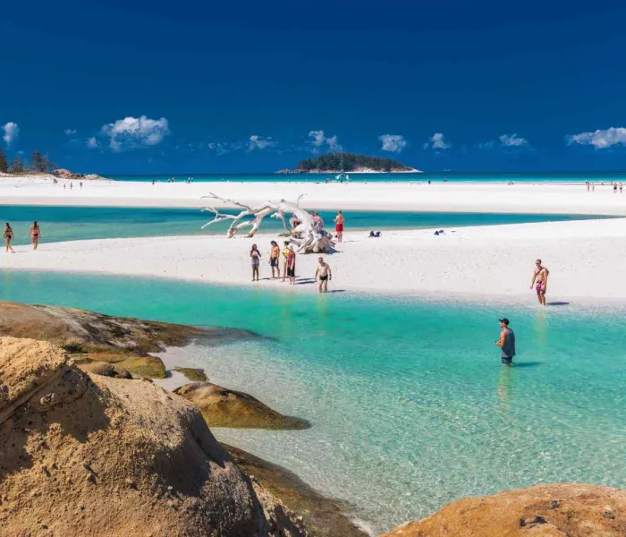 Whitehaven Beach dans les Whitsundays, l'une des plus belles plages d'Australie avec son sable blanc et ses eaux turquoise