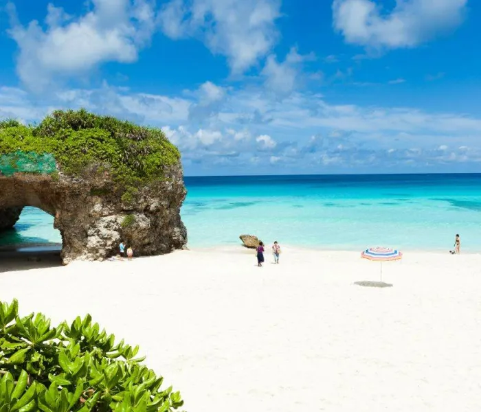 Plage de sable blanc aux eaux turquoise au Japon, parmi les plus belles plages de l’archipel