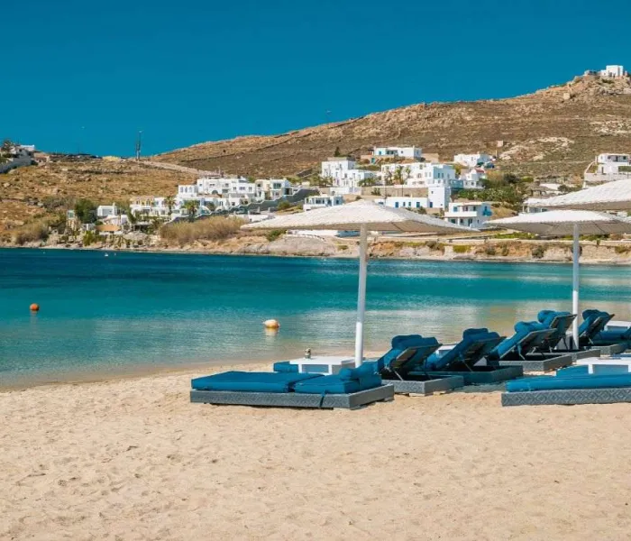 Plage de sable aux eaux turquoise à Mykonos, dans les Cyclades