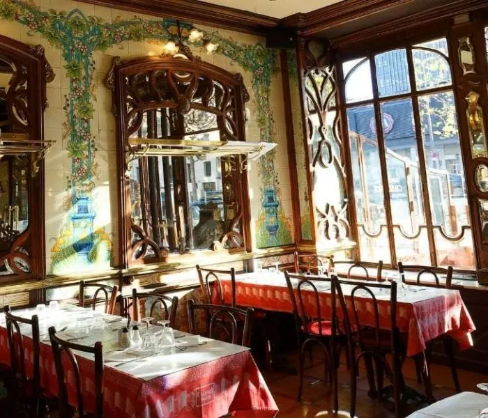 Salle au décor Art nouveau d’un restaurant historique en France