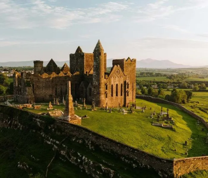 Vue aérienne du Rock of Cashel dominant la campagne du comté de Tipperary en Irlande