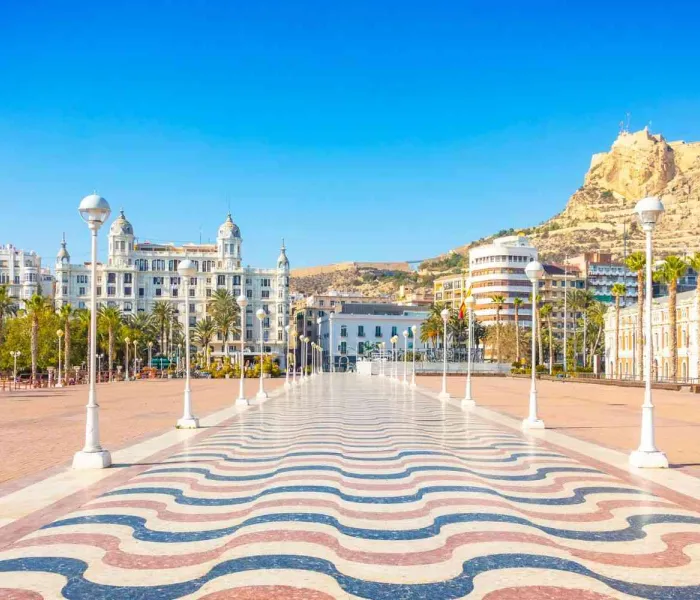 Vue d’Alicante et du Castillo de Santa Bárbara en Espagne